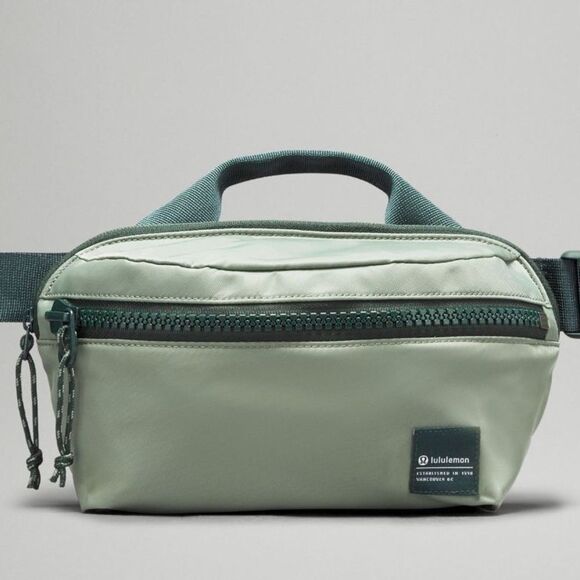LILULEMON ALL DAY ESSENTIALS BELT BAG FANNY SADDLE Eucalyptus Grey green nwt - Picture 1 of 11